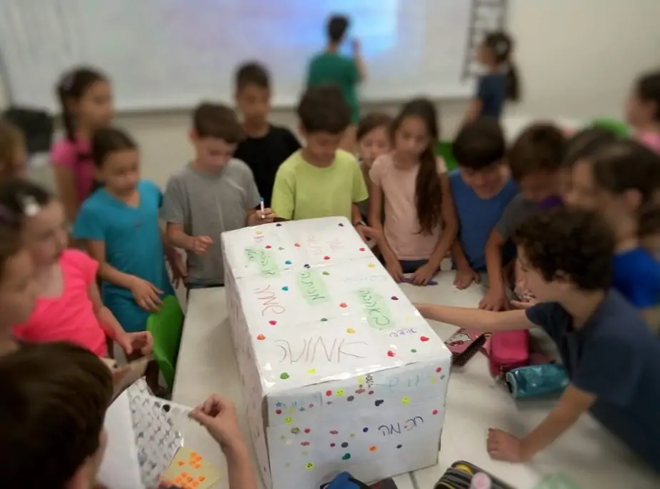 בבית הספר "אילות" בגני תקווה הפכו אגדה על נתינה בסתר למציאות ואספו תרומות עבור ילדים נזקקים