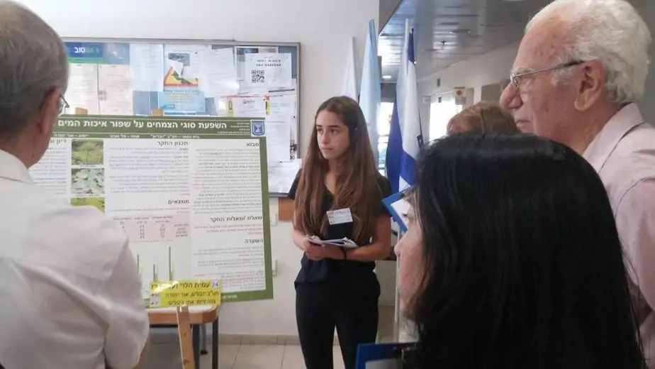 עמית הלוי ועמית רז מחט"ב יובלים העפילו לגמר התחרות היוקרתית בזכות עבודת החקר שהן כתבו במסגרת שיעורי מדעים בתפוח פיס בנושא אגנים ירוקים. אתי גיטליס, מנהלת תפוח הפיס: "כבוד גדול עבורנו"