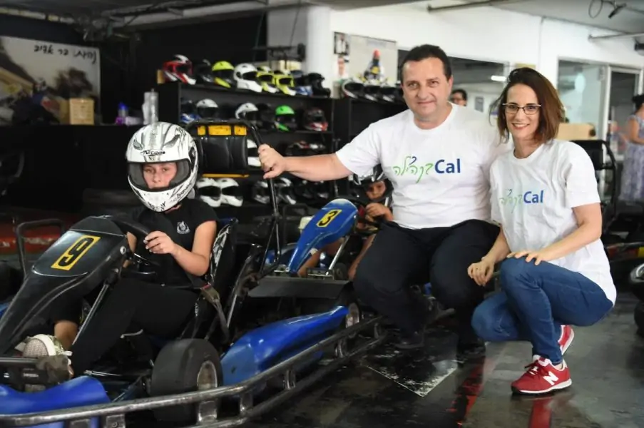 מגשימי החלומות מקרית אונו עובדי Cal מקרית אונו הגשימו את חלומם של ילדי עמותת 'ילדים בסיכוי' מפנימיית 'בית ויצו' חלומם של ילדי פנימיית היום 'בית ויצו' בהרצליה התגשם, הודות לעו"ד נעמה זיידל, מנהלת מטה מנכ"ל חברת Cal, ורו"ח שאול מזרחי, סמנכ"ל בחברה, שניהם תושבי קרית אונו.