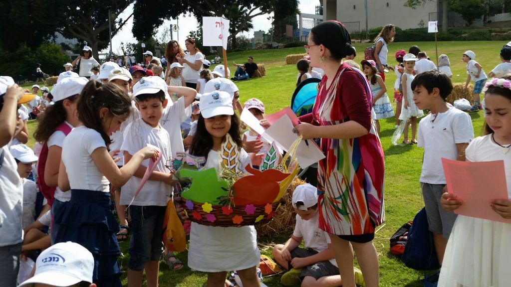גבעת-שמואל :כ- 500 תלמידי כיתות א' חגגו את חג השבועות , והביאו ביכורים לכהן הגדול 