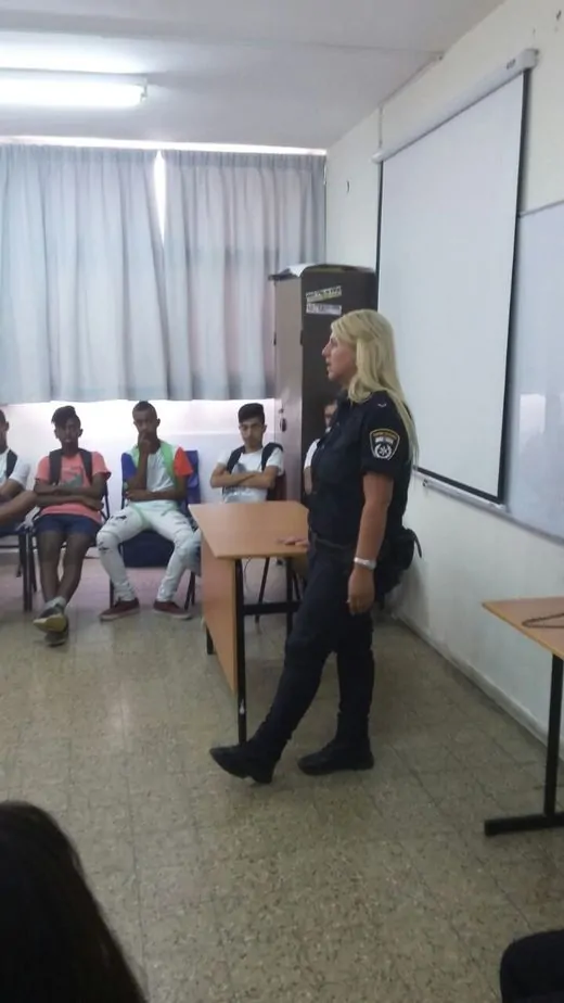 אתי פנחס, שוטרת סיור בתחנת לב תל אביב שמוכרת יותר ככוכבת הסדרה "כחולים", ביקרה השבוע בבית אקשטיין באור יהודה. פנחס, שהובאה להרצאה באמצעות השוטר הקהילתי, רס"ב מאיר בכר, נפגשה עם תלמידי י"א ו-י"ב, סיפרה להם על התמודדות המשטרה עם נושא הסמים ובעיקר עם הנייס גאי, וכן על גניבות ועבירות נוער.
