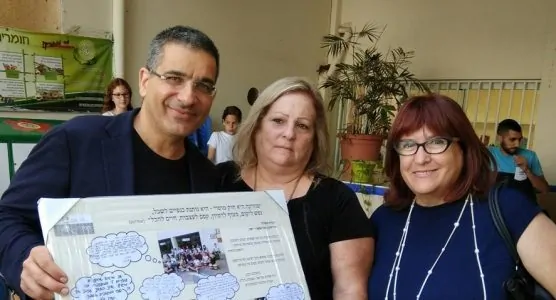 יעקב אטראקצי תורם לבתי ספר ביהוד