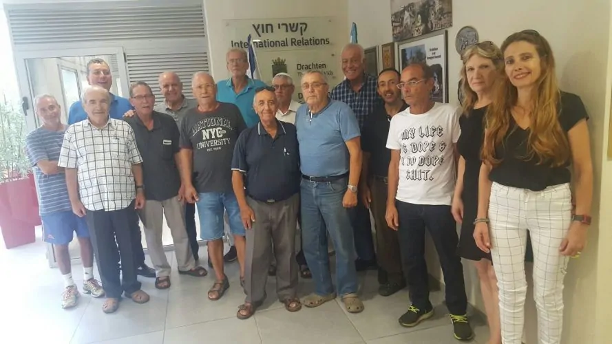 בתמונה: המסייעים עם ראש העיר ישראל גל, מנהל משאבי אנוש יוסי קדוש, מנהלת הבטיחות בדרכים אפרת מועלם ורכזת המסייעים חנה נעמת
