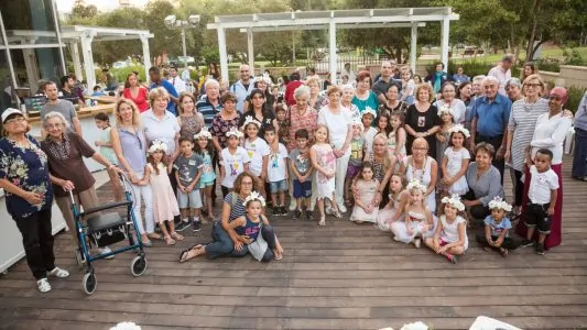 הסבים והסבתות עם הנכדים והנינים ביום הראשון של כיתה א מגדלי הים התיכון קרדיט אודי גורן