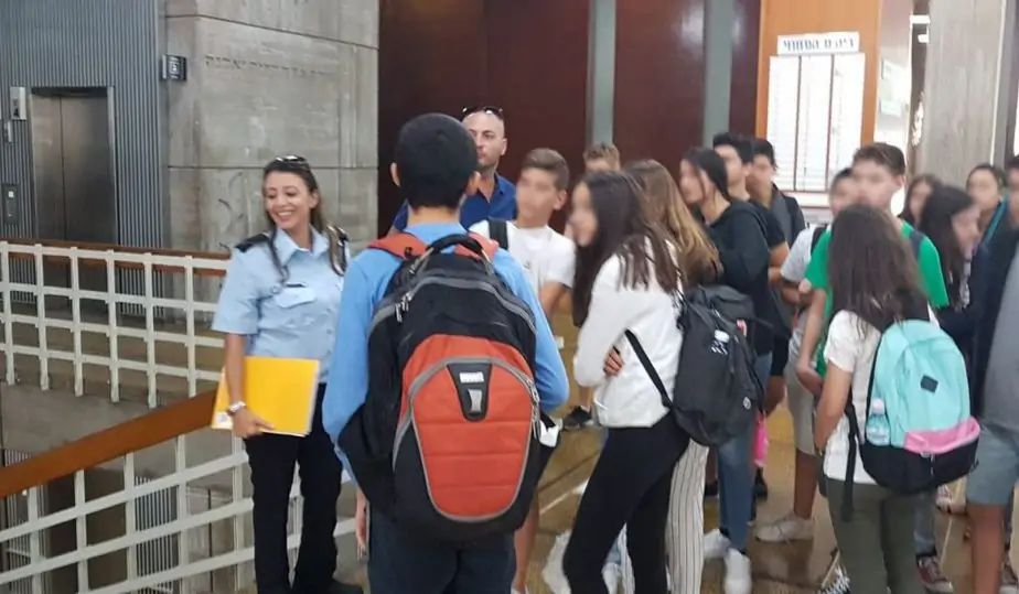 שוטרי משטרת מסובים בפעילות נוער