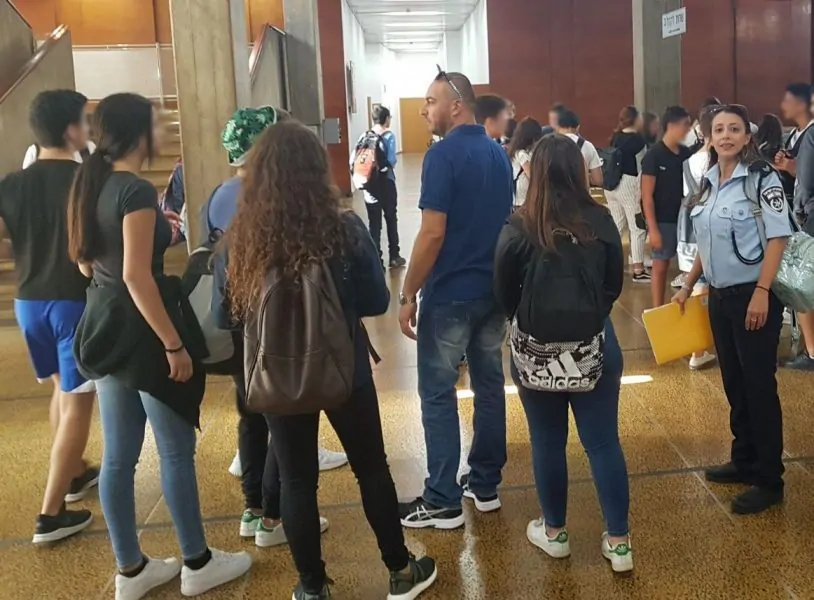 שוטרי משטרת מסובים בפעילות נוער
