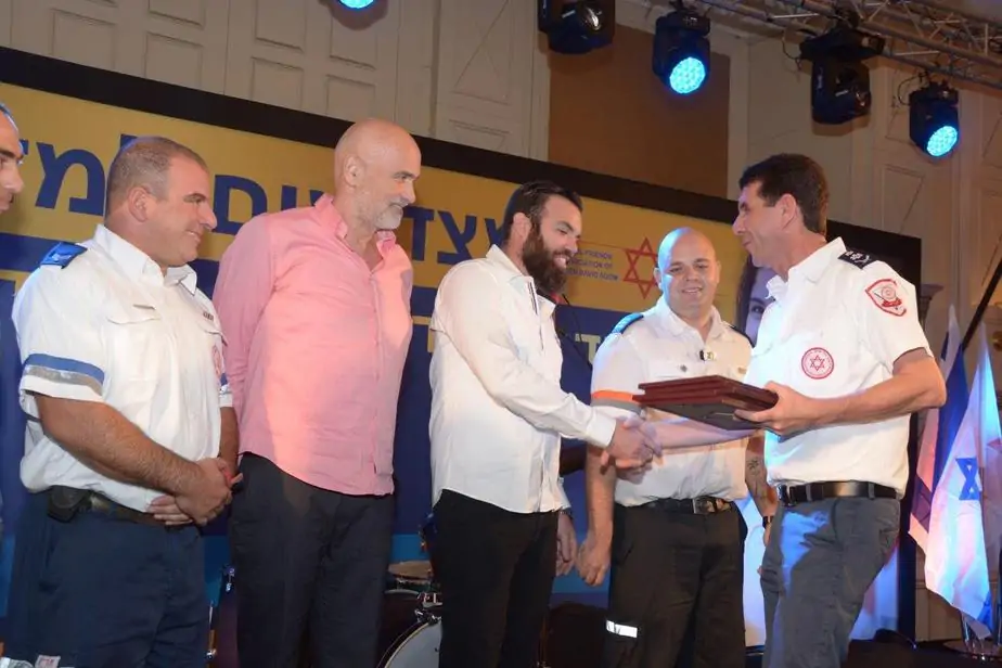 תומר פשקו מקבל תעודת הוקרה ממנכל מדא - צילום מיקי פריידן