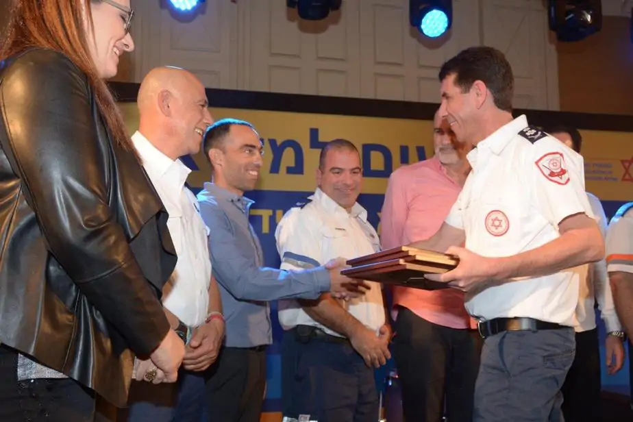 נועם צח מקבל מגן הוקרה ממנכל מדא - צילום מיקי פריידן
