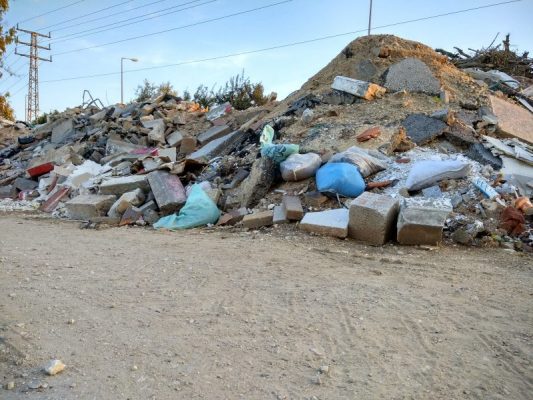 השלכת פסולת ביהוד. צילום אונו ניוז