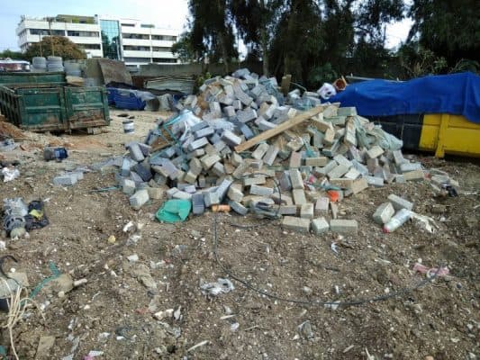 השלכת פסולת ביהוד. צילום אונו ניוז