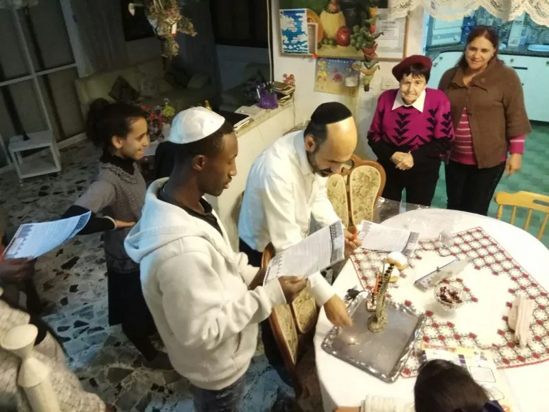 הדלקת נרות עם ניצולי שואה ביהוד