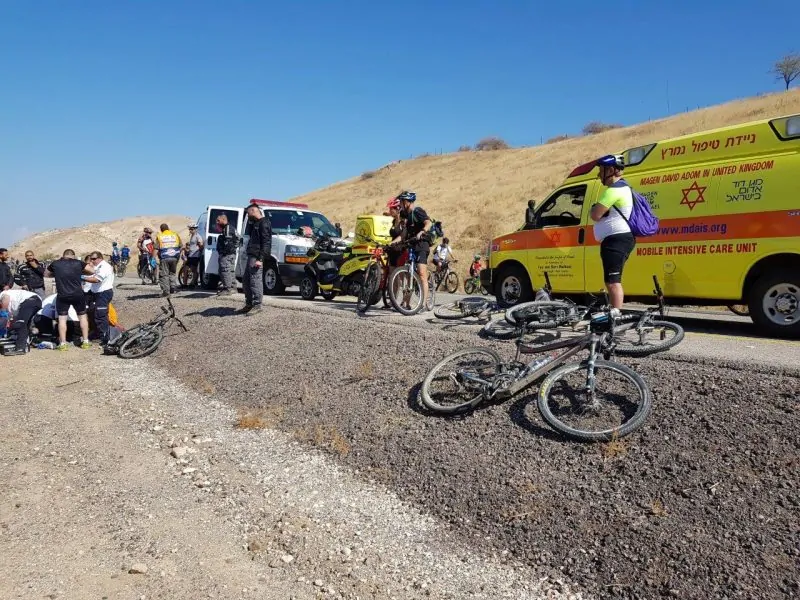 החייאה על רוכב אופניים שהתמוטט בסובב כנרת - צילום אמירם אמסלם תיעוד מבצעי מדא 4.11.17 (1)