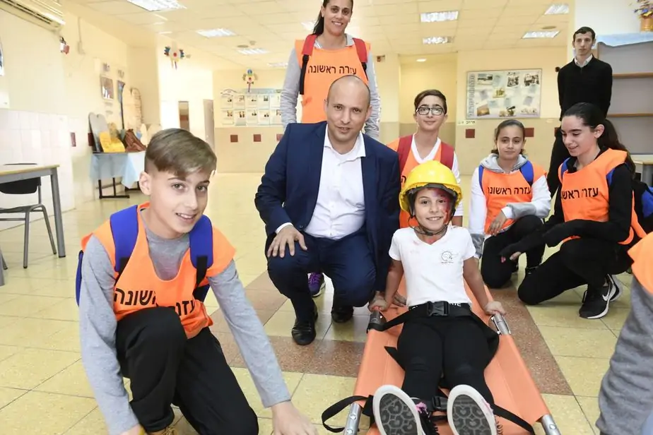 שר החינוך נפתלי בנט בתרגיל חירום באור יהודה