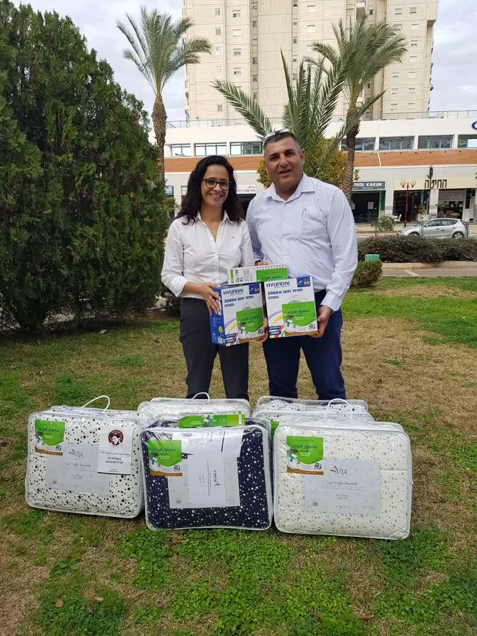 ליאת שוחט ומשה דבוש בחלוקת השמיכות ליאת שוחט ומשה דבוש בחלוקת השמיכות