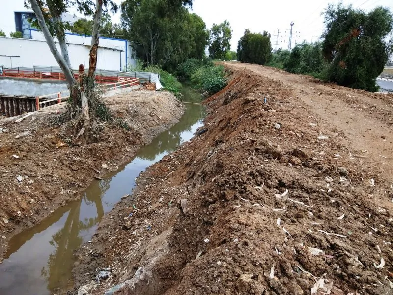 אלפי טונות של אדמה חסמו את נחל יהוד. צילום: אונו ניוז