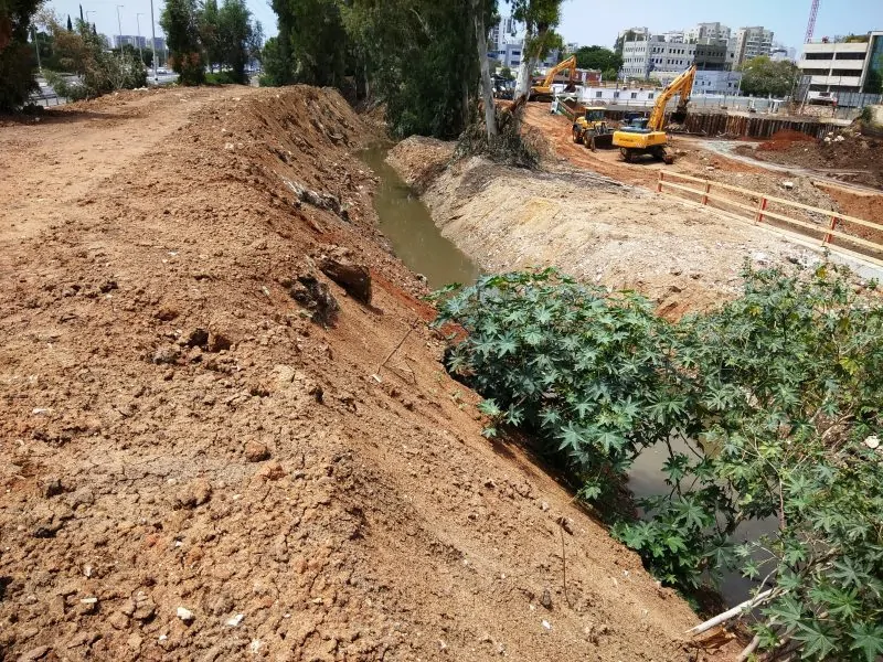 אלפי טונות של אדמה חסמו את נחל יהוד. צילום: אונו ניוז