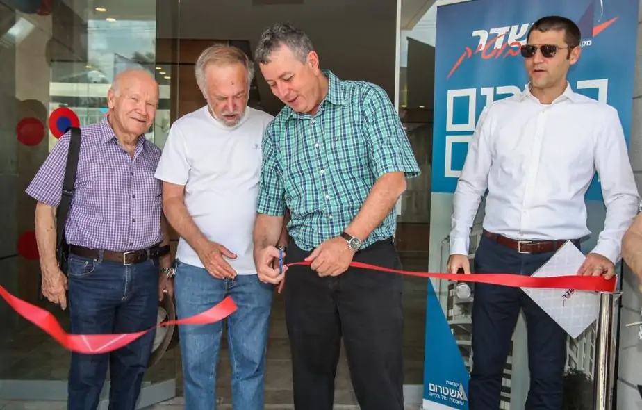 גזירת הסרט מימין לשמאל עומר גוגנהיים, מנהל אשדר בוטיק , ישראל גל, ראש עירית ק אונו, שוקי רוזן ויהודה קורצברד נציגי הדיירים