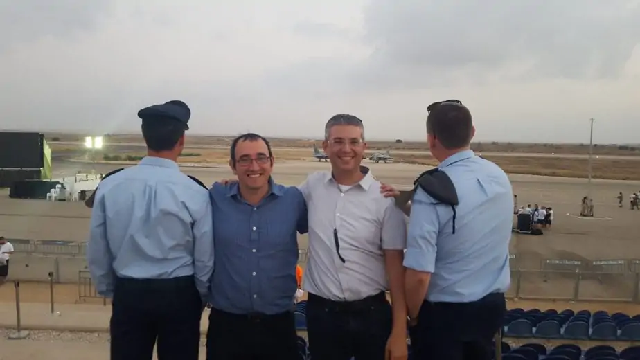 בתמונה: מימין לשמאל : סרן ד', המחנך דני ניקרטין, המנהל תומר שופר, סגן א' צילום: אמי"ת
