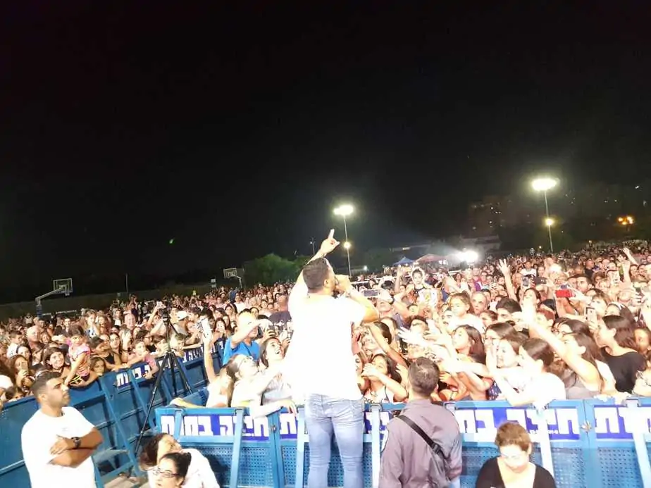 משה פרץ בהופעה ביהוד.