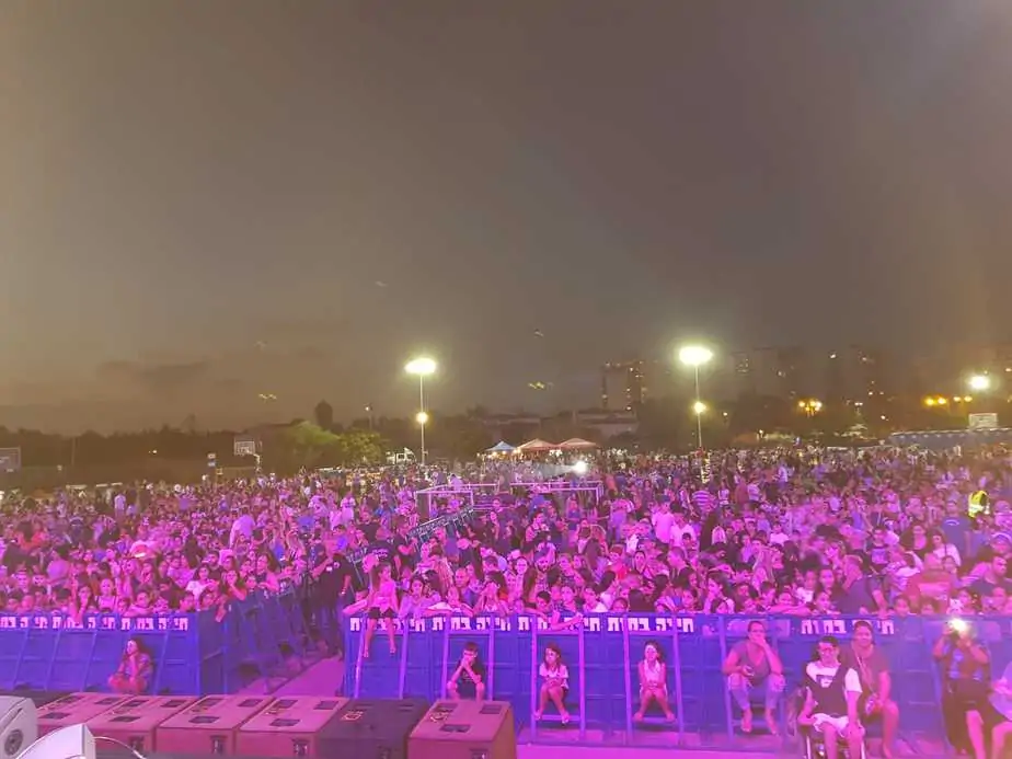 משה פרץ בהופעה ביהוד.