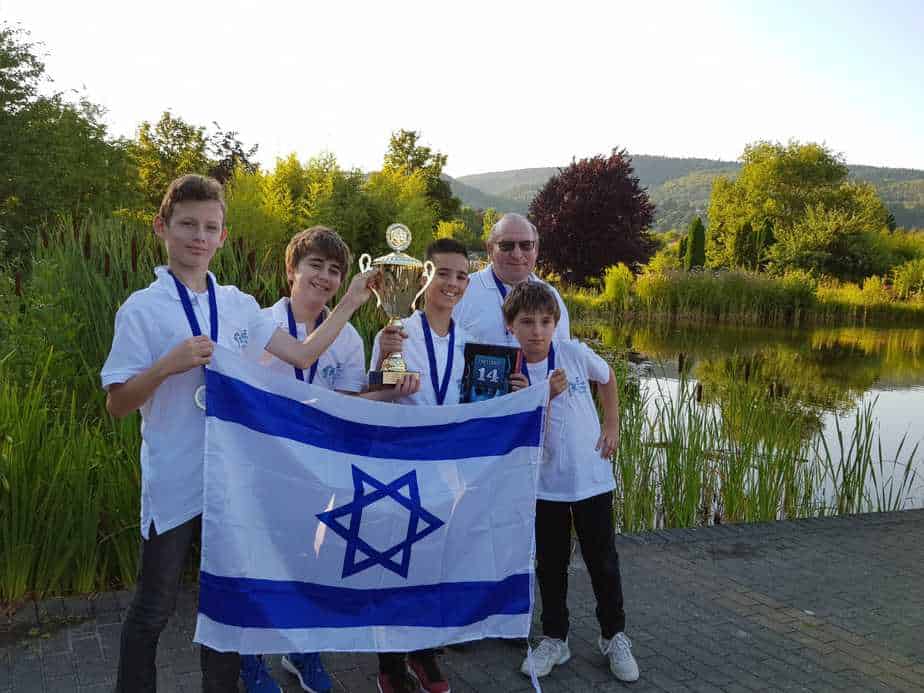 נבחרת השחמט עם דגל ישראל