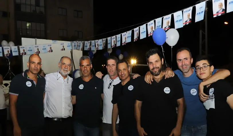 נתן בז'ה ותומכיו בערב השקת הקמפיין. תוכן מקודם