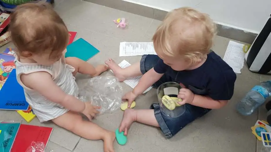 ילדים משחקים