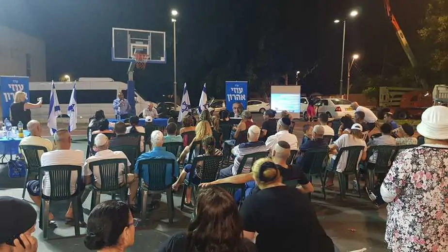 חוג הבית הראשון של עוזי אהרון. תוכן מקודם
