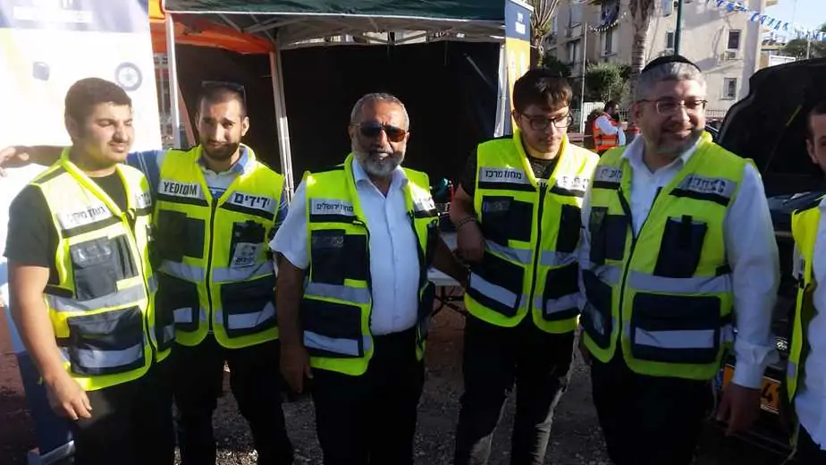 עוזי אהרון יחד עם מתנדבי ידידים. תוכן מקודם