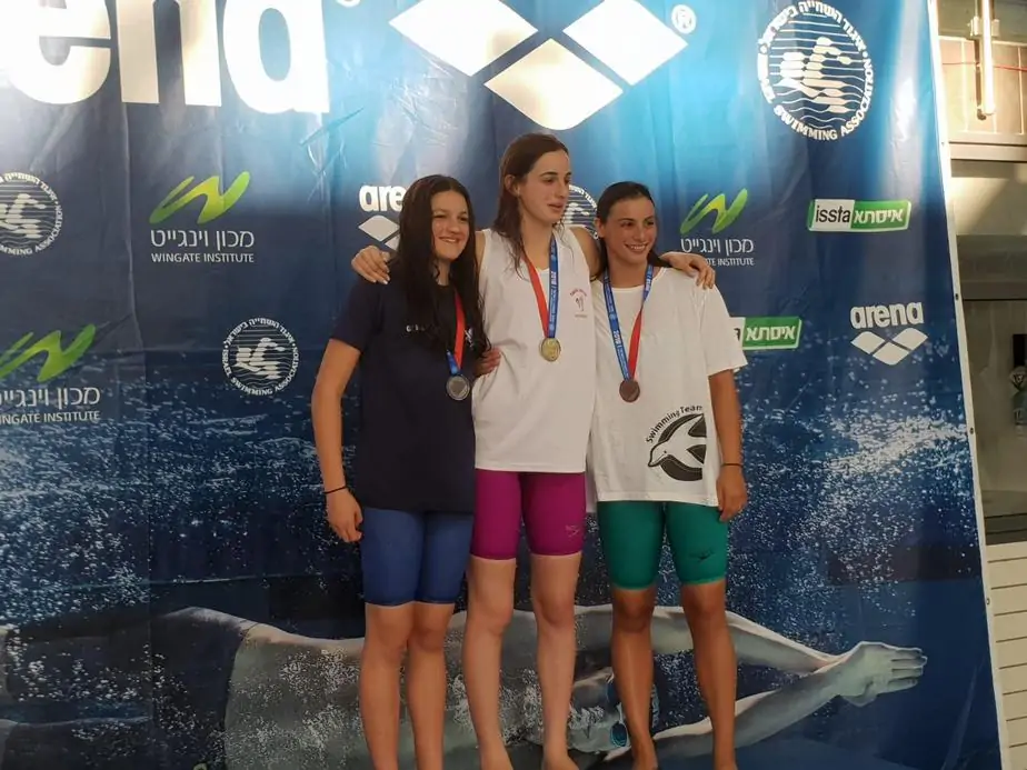 שירה אשכנזי (משמאל) על דוכן המנצחים עם מדליית הכסף