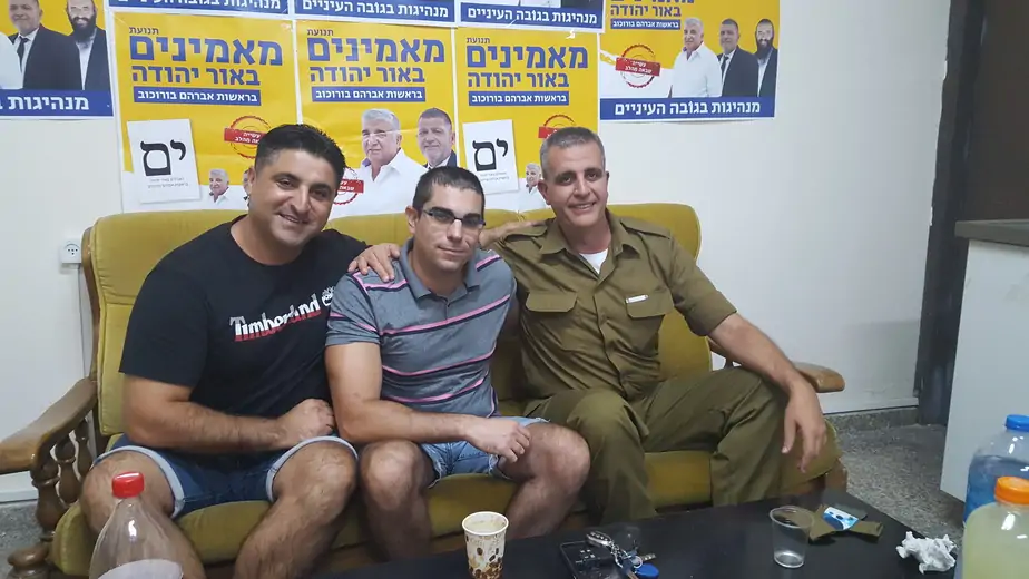 מאמינים באור יהודה. מימין איציק שפירא באמצע מתן סנדר ואלי בורוכוב
