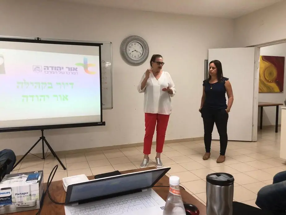 מימין לשמאל - סוזי מארק ואסתי אשל מנהלת אגף הרווחה