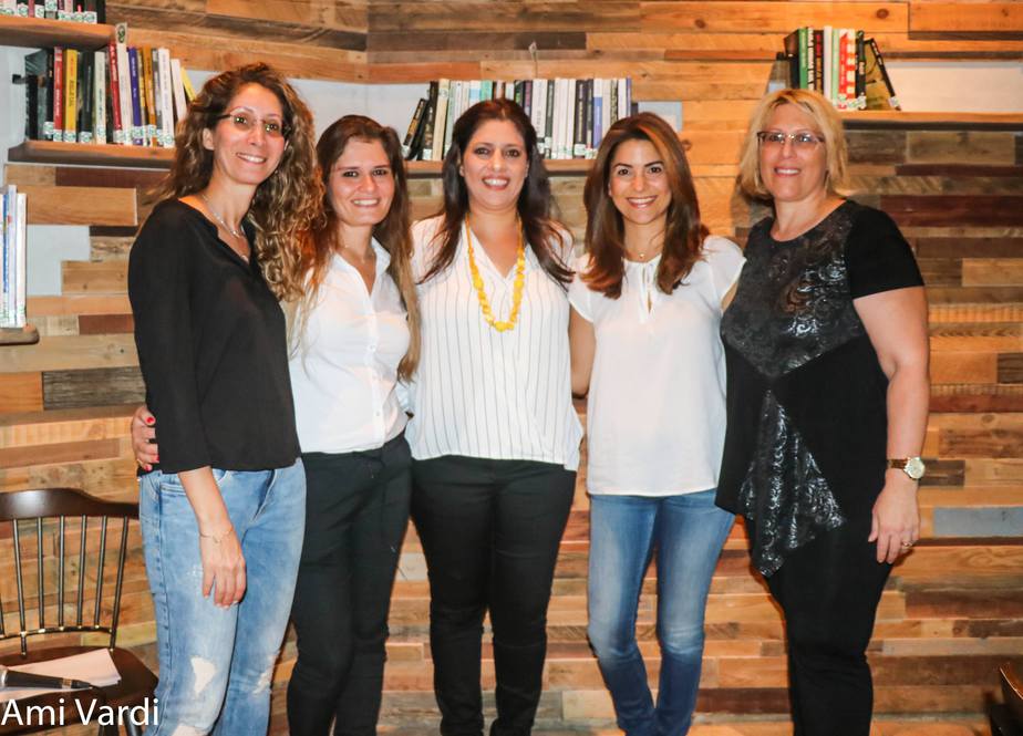 הורים על הבר בקפה גן סיפור. ליאת גרוסמן תמיר, זיוה צרפתי, הדס בואנו ,מיטל הושמנד חלימי ומאיה סימון אליאס