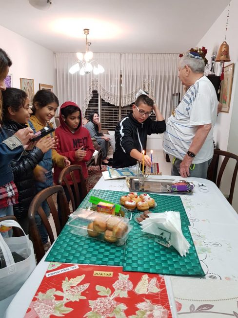 הדלקת נרות בבית קשיש