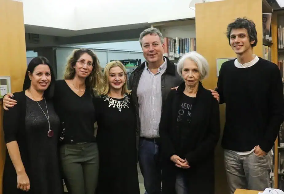 ישראל גל עם השחקנית סנדרה שדה והמחזאית עדנה מזי"א, (במרכז). משמאל דורית גונן גיטליס וליאת גרוסמן תמיר.