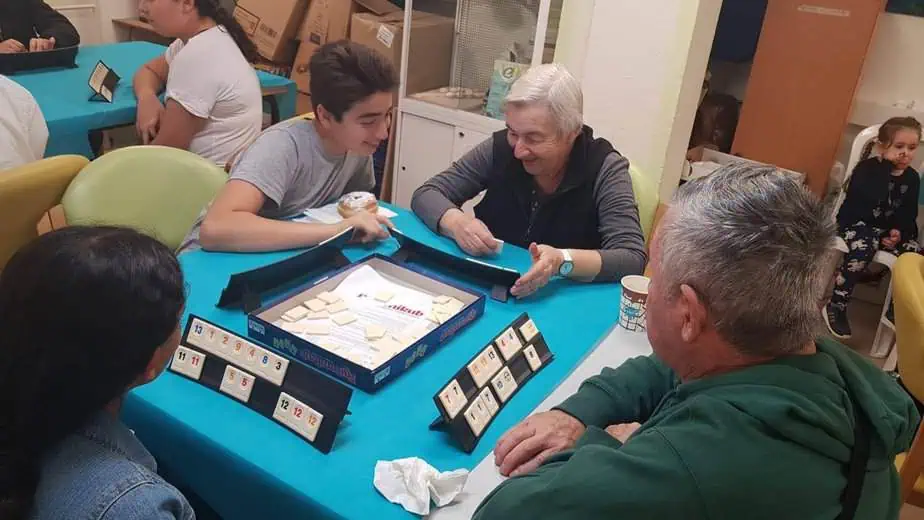 קריית אונו - הדלקת נר חנוכה עם קשישים בעיר