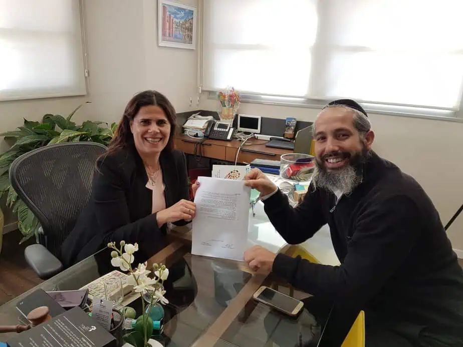 בתמונה: ליזי דלריצ'ה ראש המועצה וטל מתיתיהו, ראש סיעת "שגב" במעמד החתימה