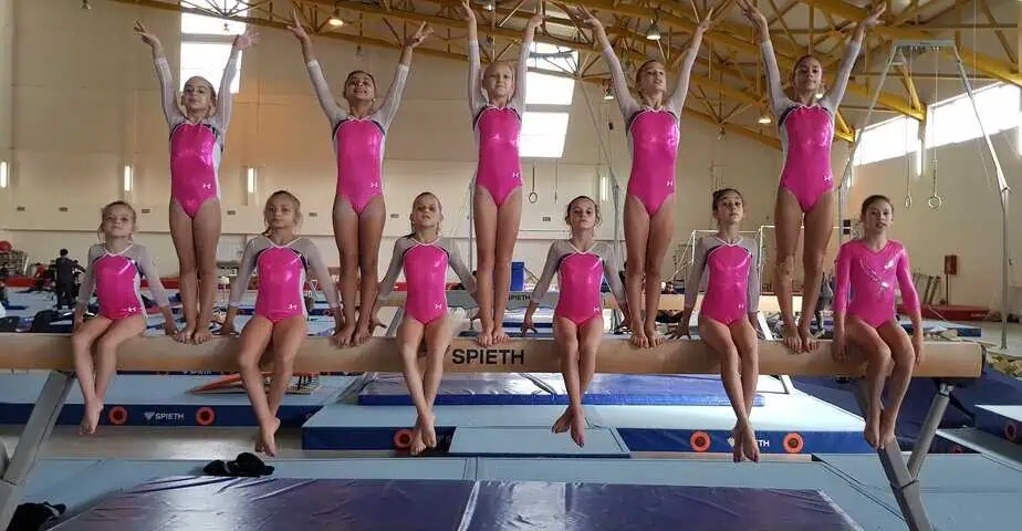 נבחרת התעמלות מכשירים במחנה אימונים בגיאורגיה.