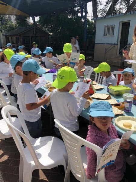 חוגגים את האביב בבית ספר הרצל