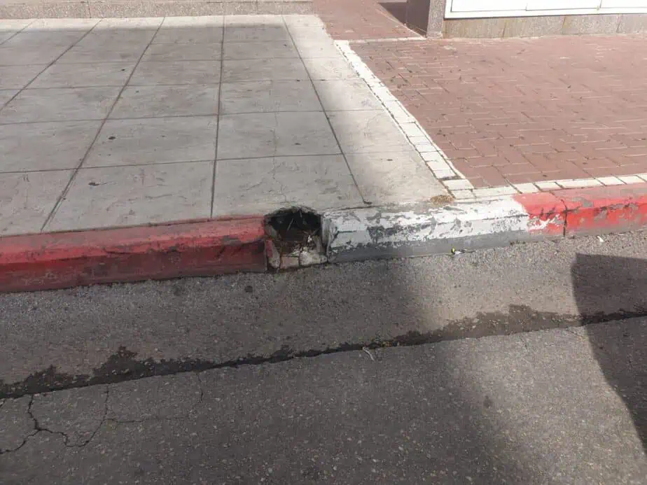 הבקע במדרכה