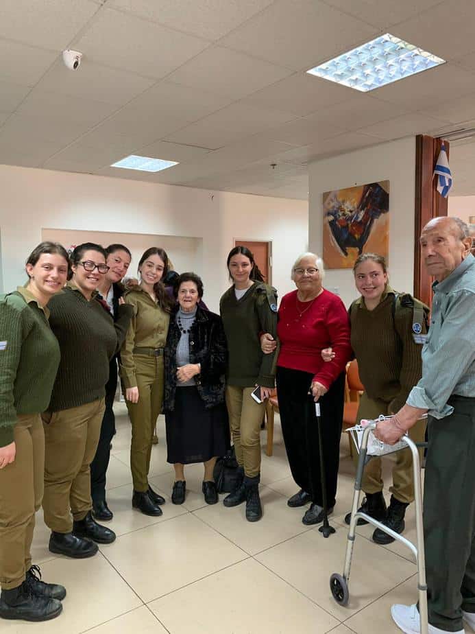 באמצע, סבתא של מיטל וסגן מיטל רך, נכדתה מצד שמאל שלה