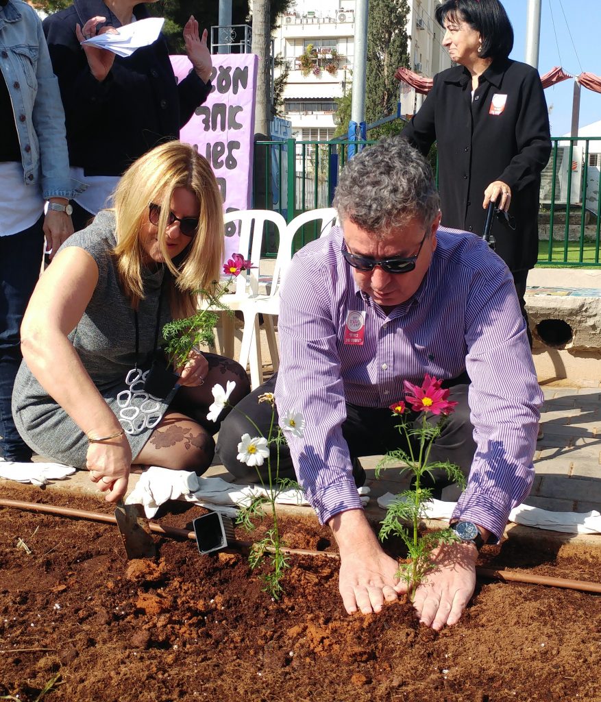 ישראל גל ונדיה חסון מנהלת בית הספר ניר שותלים בגינה לזכר רונה רמון הוגרת בית הספר