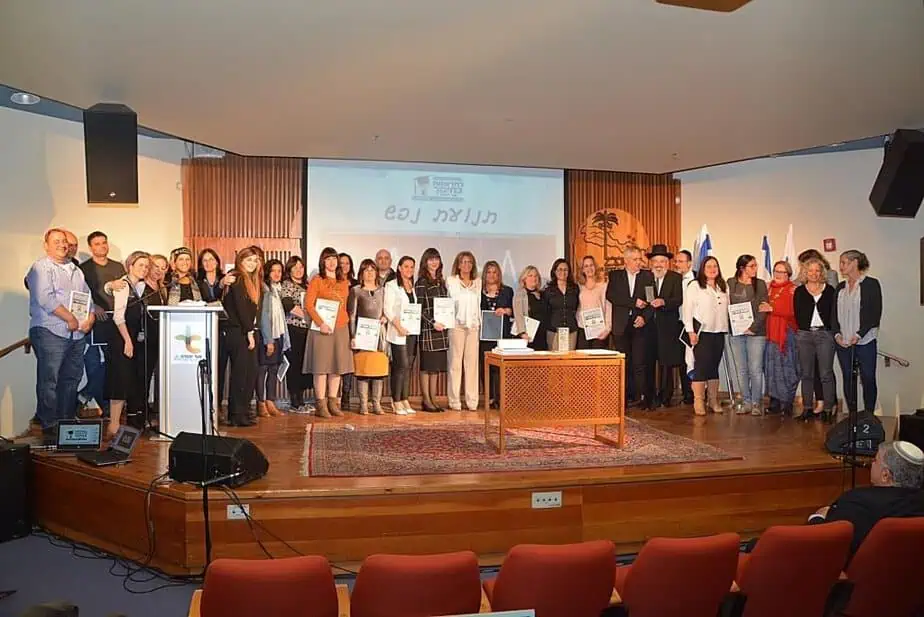 כל מנהלי בתי הספר עם תעודות ההוקרה