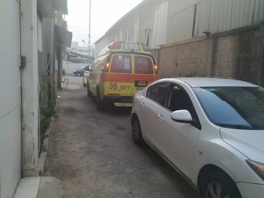 השרב הכבד גובה קורבנות בנפש: בן 70 נמצא הערב (ה') מחוסר הכרה ברכב באור יהודה עם סימנים של פגיעת חום. פרמדיקים של מד"א שהוזעקו למקום ביצעו בו פעולות החייאה - אך נאלצו לקבוע את מותו. חובש רפואת חירום במד"א יובל מזרחי סיפר: "כשהגענו למקום ראינו גבר כבן 70 יושב מחוסר הכרה ברכב כשהוא סובל מפגיעת חום קשה לאחר שככל הנראה איבד את הכרתו ברכב. חילצנו אותו מהרכב וביצענו בדיקות רפואיות אך הוא היה ללא דופק וללא נשימה ולא נותר לנו אלא לקבוע את מותו