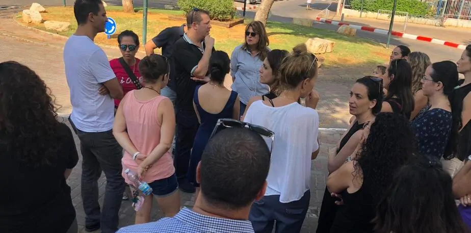 ראש העיר יעלה מקליס בהפגנה בבית ספר הרצל