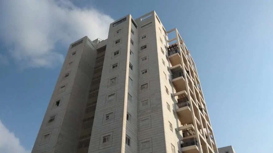 הבניין בו גר עבריין המין