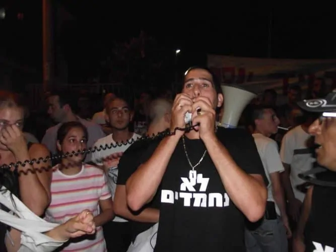 קובי ברכה בהפגנה