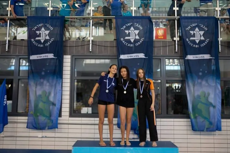 אופק יעקובוביץ' (משמאל) על הפודיום. צילום: הילה ארנליב, באדיבות מכבי ישראל