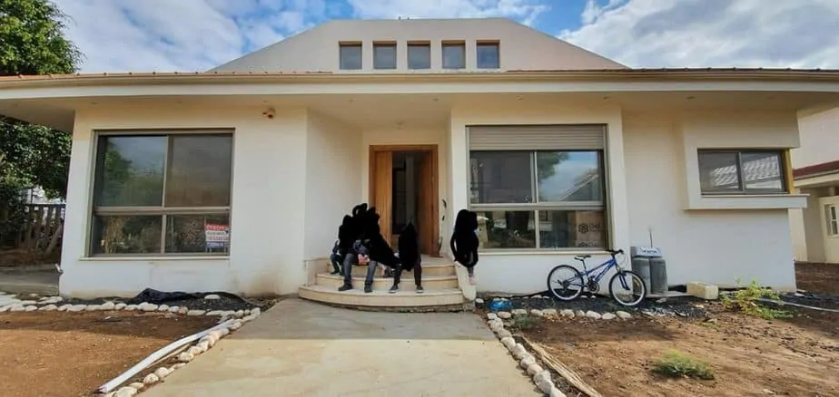 האב וילדיו בכתובת החדשה