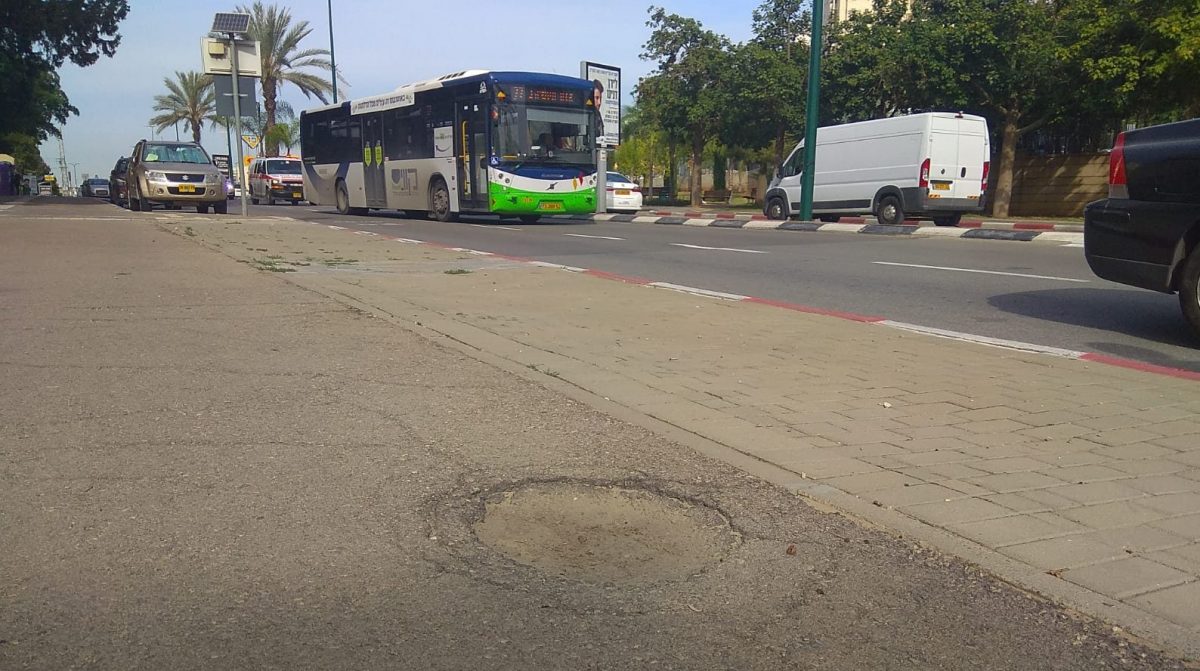 בור במדרכה ברחוב לוי אשכול